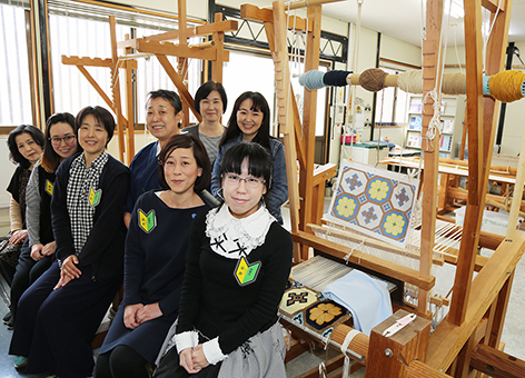 赤穂緞通の技術継承を目指して活動をスタートした研修生と講師のみなさん