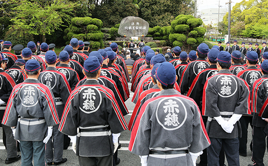 顕彰碑を前に行われた消防殉職者慰霊祭