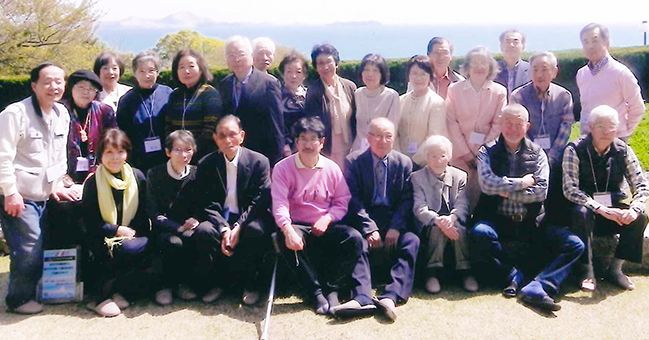 川柳赤穂吟社のみなさん=同グループ提供