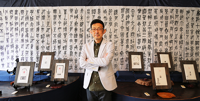篆刻家として初の個展を開く尾崎徳風さん