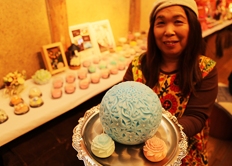 ナイフ一本で彫刻したカービング作品と高見満利加さん