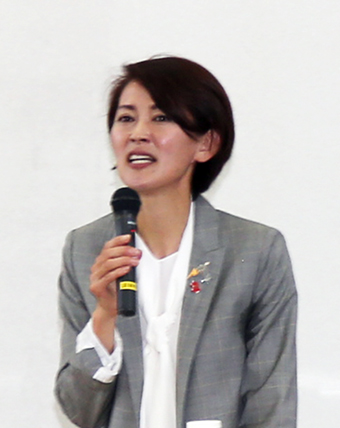 フォーラムで講演する有森裕子さん