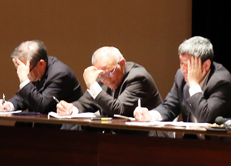 会場からの質問をメモする兵庫奥栄建設の幹部社員