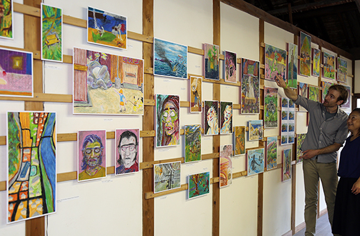 坂越まち並み館で開かれているサム・コフリンさんの個展