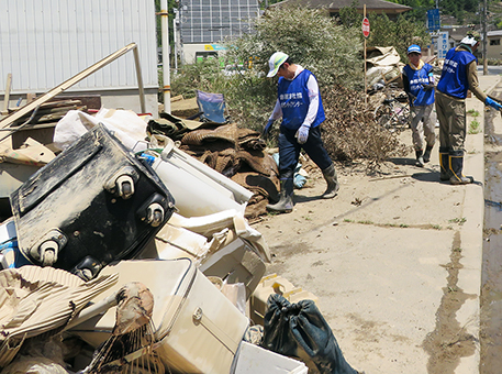 猛暑の中、活動するボランティアのみなさん=赤穂市社会福祉協議会提供