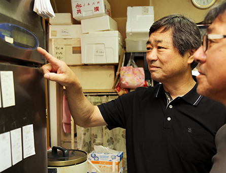 冷蔵庫の温度管理状況を確認する食品衛生指導員