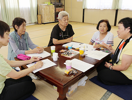 少子高齢社会をよりよくしたいと話し合う「高齢社会をよくする女性の会赤穂」のみなさん