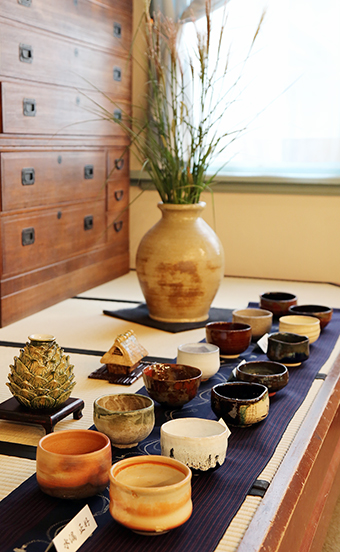 多彩な作品が並ぶ「日々の器 八人の作陶展」