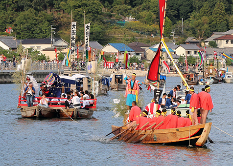 隊列になった和船が御旅所へ向かった「坂越の船祭」