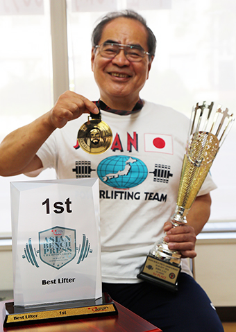 初出場のアジアベンチプレス選手権で金メダルとベストリフターに輝いた信原英之さん。胸囲は115センチで着られる既製服が少ないのが悩み