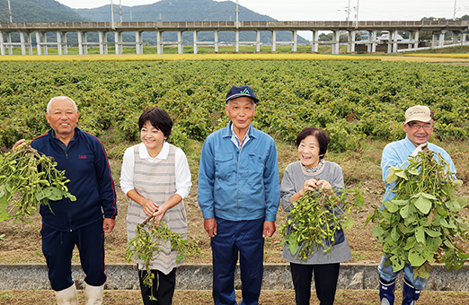 「おいしい枝豆を味わって」と直売会を開く周世地区のみなさん