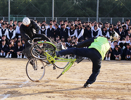 スタントマンによる迫真の演技で事故の恐ろしさを伝えた交通安全教室