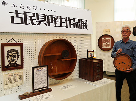 古民具再生作品展を開催中の妻木敏保さん