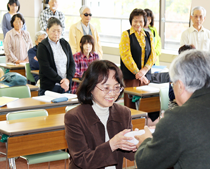 市民健康大学講座の修了式で皆勤賞を授与される受講者