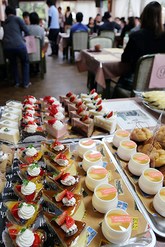ケーキバイキングを楽しむ趣向で開かれた恋活交流会