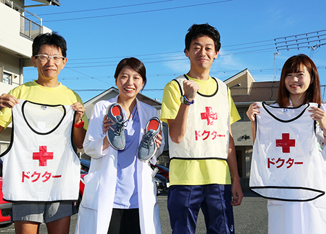 ドクターランナーとしての救命活動の功績で表彰された=左から=小畑利之さん、辻麻亜子さん、津田健人さん、平川結梨さん