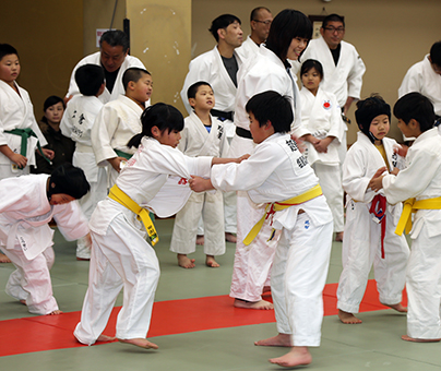 子どもから大人まで元気に初稽古した赤穂市柔道協会の演武始め