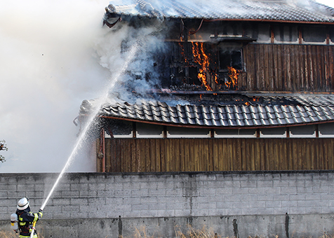新田の民家火災=読者提供