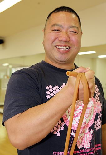 「チューブ体操を広めたい」と話す渡辺雄次さん