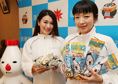 「赤穂の新しいお土産に」と新発売された「赤穂産牡蠣味のマヨおかき」