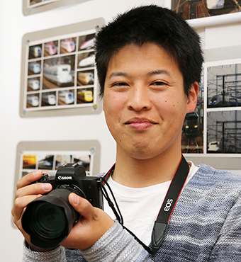 趣味の鉄道写真展を開いている樽井友宏さん