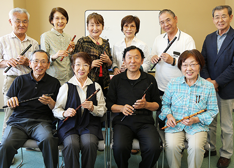 城山如水さん=前列右から2人目=が主宰する「播州しの笛赤穂義士教室」のみなさん。後列右端が奥野勇雄さん