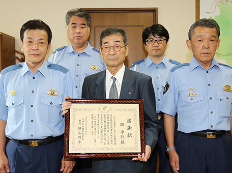 交通安全功労で感謝状を贈られた関孝行さん
