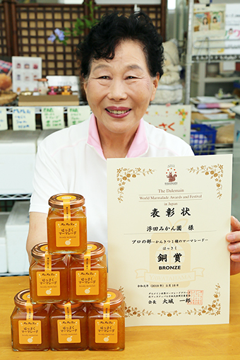 浮田みかん園の「MaMaReはっさくマーマレード」と浮田和子さん