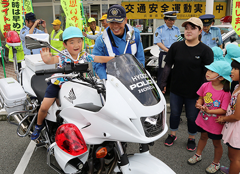 白バイに乗って記念撮影もあった交通事故防止運動キャンペーン