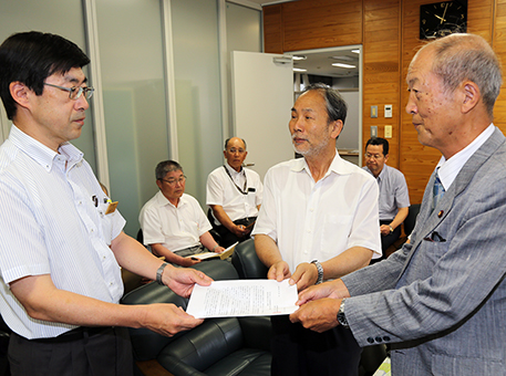 西有年産廃処分場建設計画への「断固反対」を訴え、要望書を提出した沖知道会長(右)