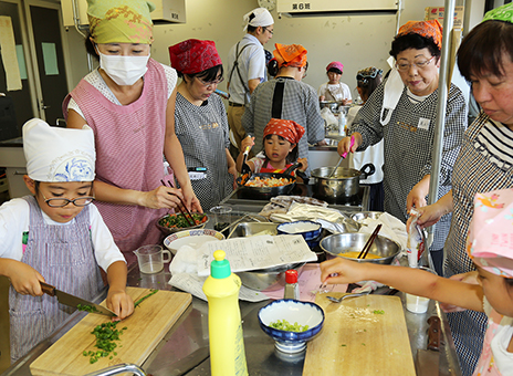 親子とボランティアが一緒に調理を楽しんだ食育チャレンジ教室