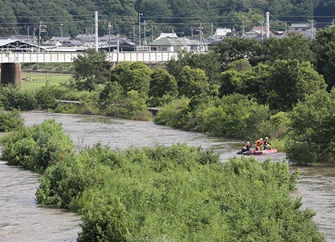 行方不明の男性を捜索する消防ボート=赤穂市高野、8月16日午前8時30分