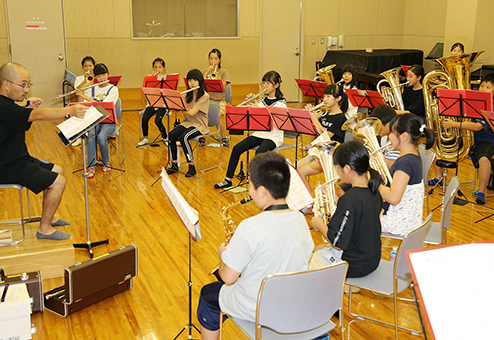 デビューコンサートへ向けて練習に励む赤穂市ジュニアバンド