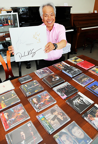 樫本大進さん関連のＣＤ、レコードを展示しているドレミ楽器の富島勝則社長