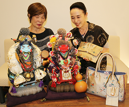 民俗資料館で二人展を開く西川喜代子さん(左)と岡崎末由弓さん