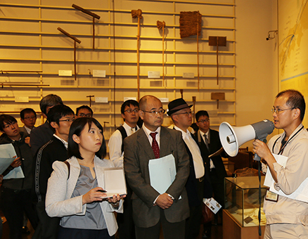 歴史博物館で製塩用具を見学する一行