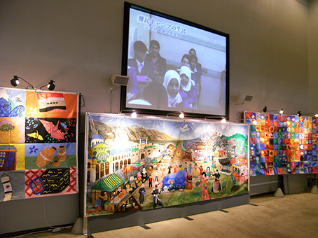 緒方貞子さんの提案でJICA地球ひろばで開かれたアートマイル壁画展=ジャパンアートマイル提供