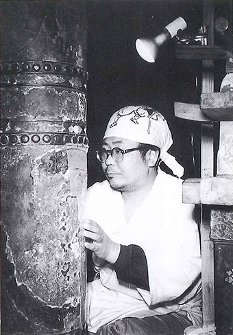 在りし日の山崎昭二郎氏=昭和38年、中尊寺金色堂