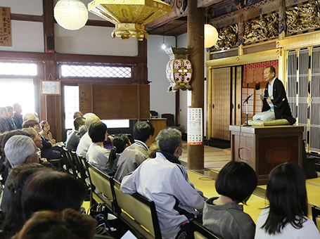 笑福亭仁智さんが高座を披露した浄専寺の報恩講