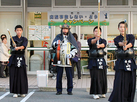 高校剣士らが協力した交通安全キャンペーン