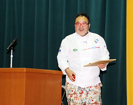 母校で講演した「さくらぐみ」オーナーシェフの西川明男さん