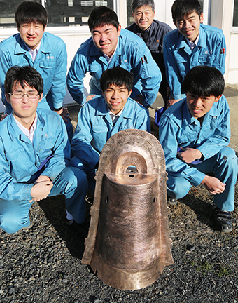 相生産高機械科の生徒らが上高野銅鐸鋳型を基に鋳造に成功した復元銅鐸