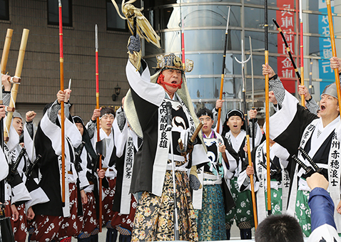 勇壮に勝どきをあげる高橋英樹さん