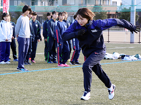 陸上教室で中高生を前に走りを見せる市川華菜さん