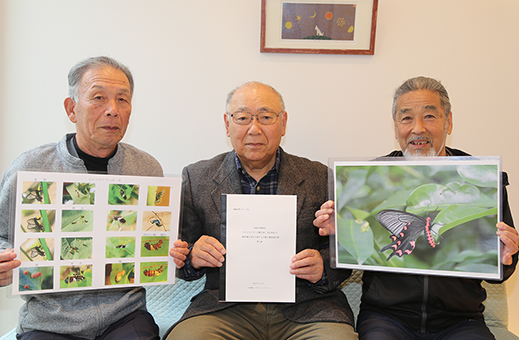 ジャコウアゲハの生態観察について第３報となる調査報告書をまとめた＝左から＝尼子公一さん、木村繁之さん、山下一之さん