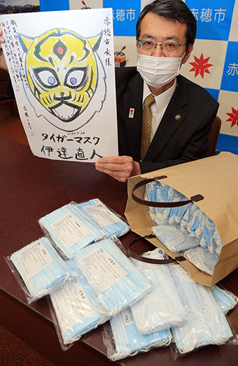 「タイガーマスク」のイラスト付きで寄贈されたサージカルマスク。「市民を守る直向きな姿勢にありがとう感謝申し上げます！！」などとメッセージが書き添えられている