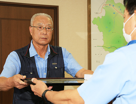 地域防犯活動功労で兵庫県警本部感謝状を贈呈された関博さん