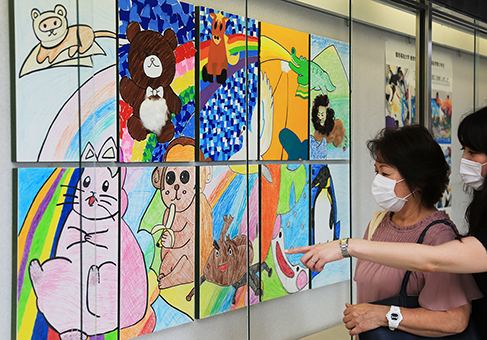 外出自粛の中、学生たちが協力して完成させた「リモート絵画」