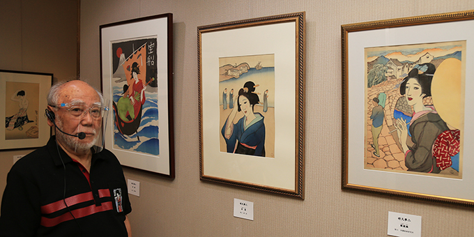 開催中の「竹久夢二 抒情的世界」。佐野元幸館主の展示解説は新型コロナ対策のためフェイスシールドを着けてマイクで行う