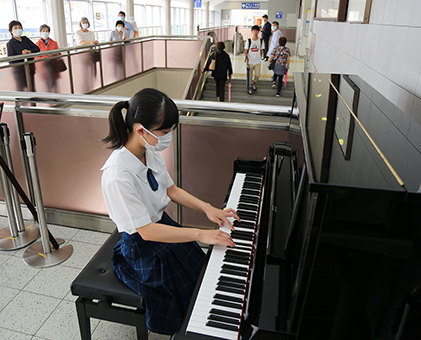 ＪＲ播州赤穂駅に設置された「希望のストリートピアノ」